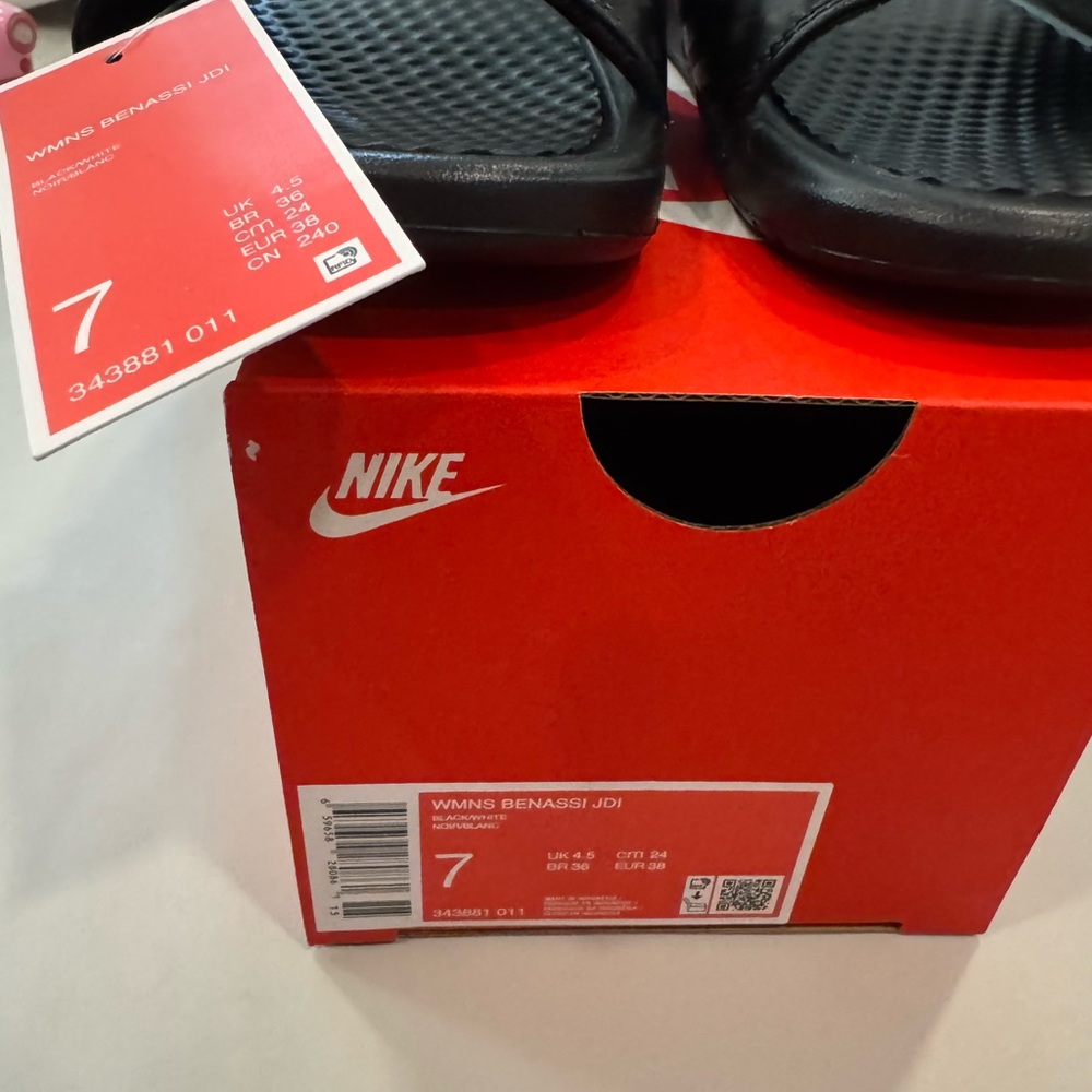 Nike Women’s Benassi JDI Black Slide Sandals NWT - Picture 3 of 3